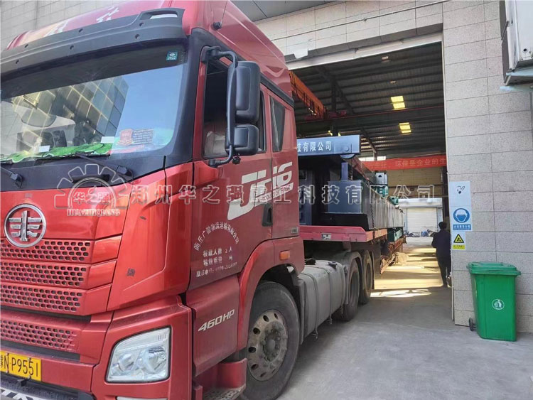 華之強(qiáng)發(fā)往貴州客戶輪盤翻堆機(jī)生產(chǎn)線現(xiàn)場(chǎng)圖